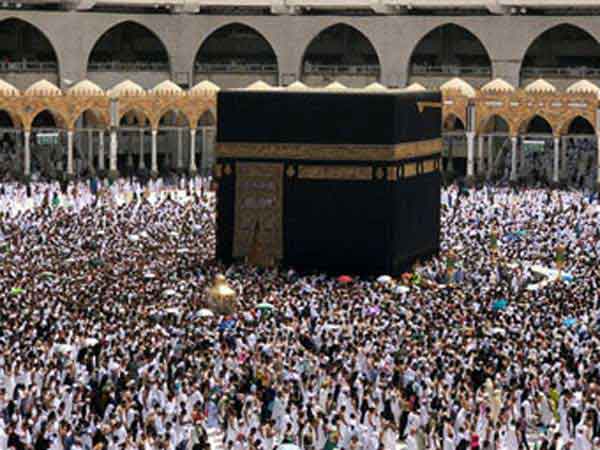 Muslims praying in Mecca during Ramadan