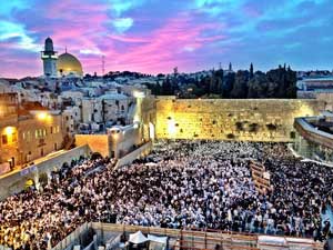 Jews in prayer at Wailing Wall